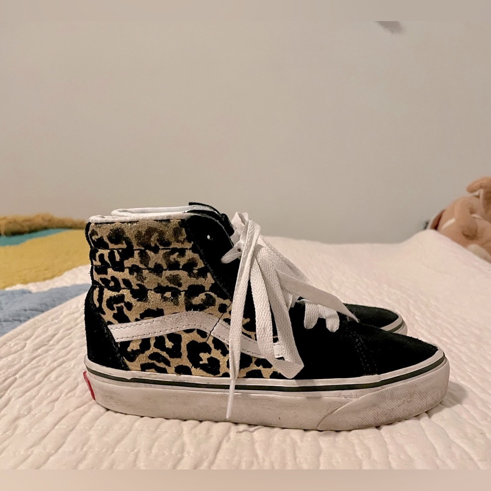 Girls Hightop Vans sneakers in leopard print. Size 1.